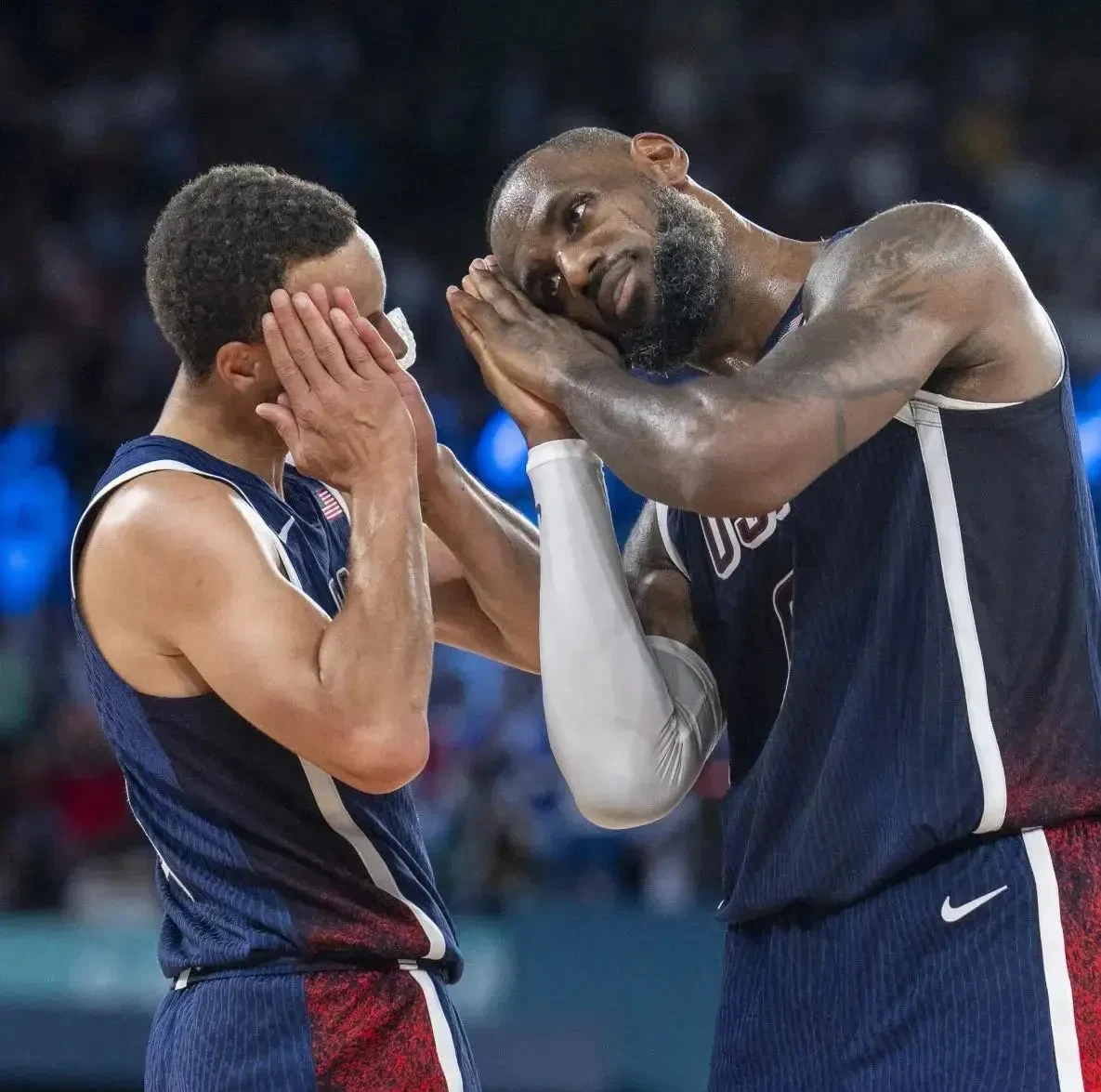 爱游戏APP-库里刷新世界纪录，詹姆斯教练激动落泪！(库里曾羡慕詹姆斯天赋 想成功需发挥自己所有优点)