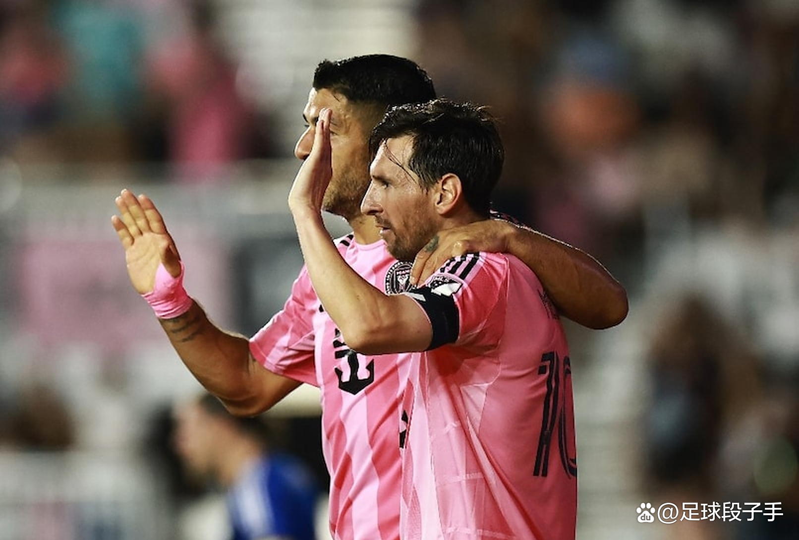 爱游戏官方下载-梅西重返赛场，持续失利首场状态出色，曼联观众沸腾！比赛高潮迭起的简单介绍